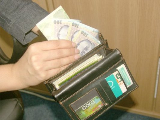 O femeie şi-a uitat portofelul cu bani la Trezorerie!